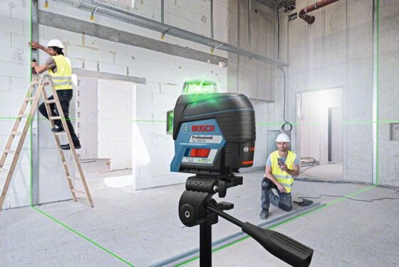 Trabalhadores da construção civil usando o nivelador a laser Bosch