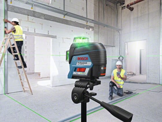 Trabalhadores da construção civil usando o nivelador a laser Bosch